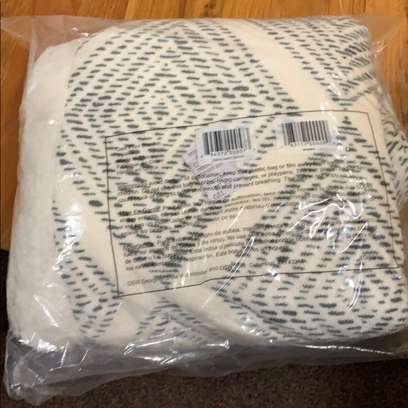 NWT DSW Geo Print Blanket - Picture 4 of 4